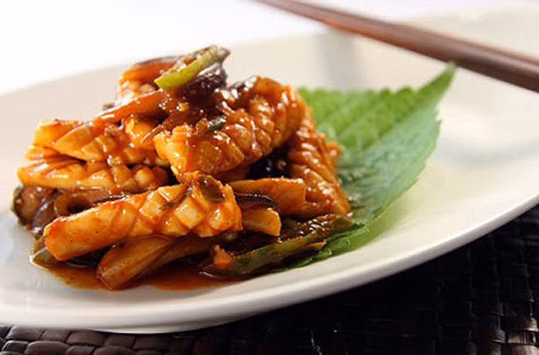 Mực xào vải khô. Nếu như những món trên vải được nấu khi còn tươi thì ở món ăn này nó cần được làm khô. Cách chế biến sáng tạo giúp bạn dễ dàng cảm nhận hương vị thơm ngon của mực song rất khó phát hiện mùi tanh đặc trưng của loài hải sản.