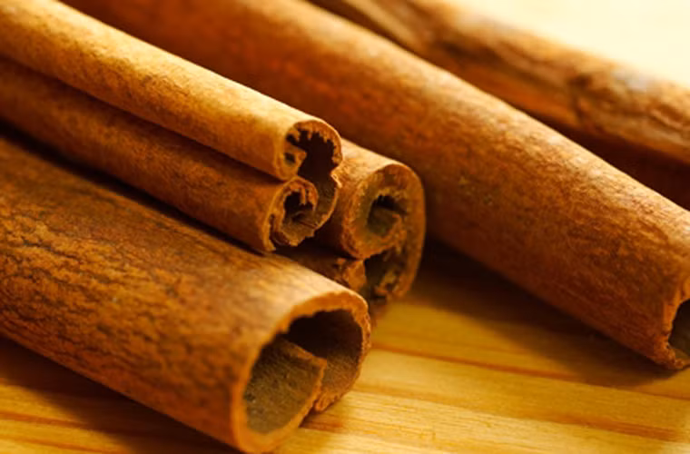Quế. Nếu như nghệ tây có giá cắt cổ thì quế lại là một nguyên liệu rẻ tiền, dễ kiếm. Các chuyên gia cho biết, mỗi ngày chỉ cần dùng nửa thìa bột quế cũng có tác dụng ngăn ngừa ung thư hiệu quả. Làm được điều này là nhờ hàm lượng sắt và canxi dồi dào trong quế.