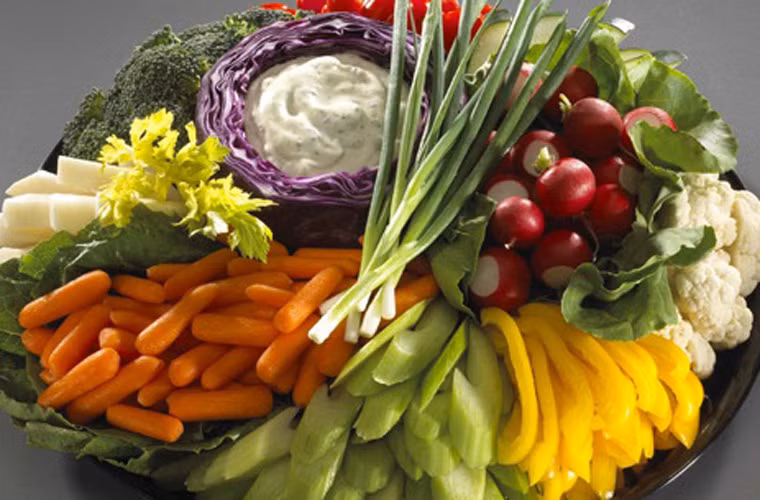 Tăng cường thực phẩm giàu chất xơ. Các loại ngũ cốc nguyên hạt giàu chất xơ thường được khuyến khích sử dụng. Tuy nhiên, những thực phẩm này có thể mang lại cảm giác đầy bụng cho bệnh nhân. Vì vậy, bạn không nên ăn quá nhiều trong một bữa; nên kết hợp với các thức ăn khác dạng mềm như đậu phụ trong bữa ăn.