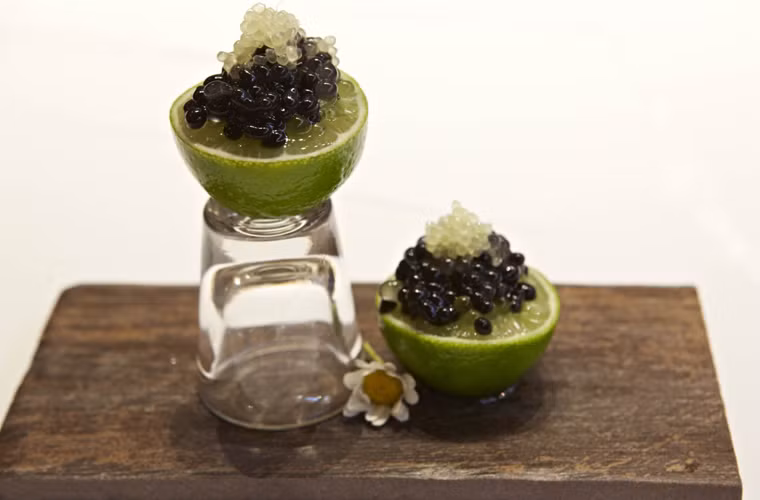 Cocktail Doug Laming. Điểm đặc biệt có 1-0-2 của thứ cocktail xuất hiện trong quán bar Rabbit Hole tại Sydney, Australia chính là việc rượu được làm đông thành hình những viên ngọc tròn. Để có được hình dạng này, trước đó chúng được làm đông lại. Khi ăn, những viên ngọc nhỏ này sẽ từ từ tan trong miệng.