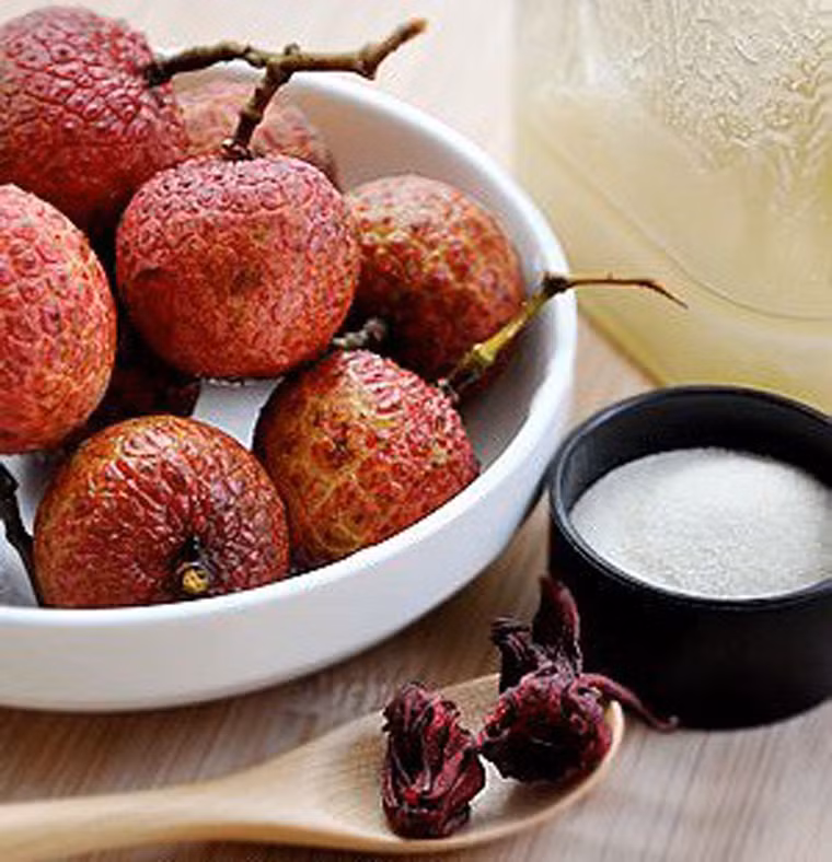 Thạch si rô nho vải. Không chỉ giúp giải nhiệt bằng chè vải rau câu. Các chị em còn đánh bay được cơn nóng hầm hập bằng thạch si rô nho vải.