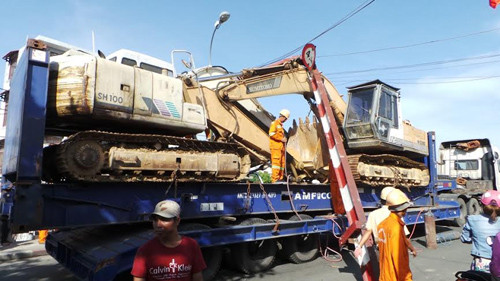 Cơ quan chức năng đang giải quyết sự cố xe quá khổ mắc kẹt ở khu vực cầu Tân Thuận 1.