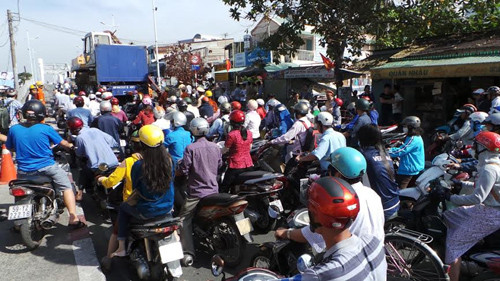 Sự cố đã gây ùn tắc giao thông nghiêm trọng trên đường Huỳnh Tấn Phát và khu vực gần KCX Tân Thuận.