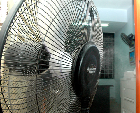 Việc dùng quạt phun sương sẽ làm tăng độ ẩm lên và là điều kiện cho các bệnh ở trẻ em, người già phát triển.