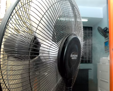 Việc dùng quạt phun sương sẽ làm tăng độ ẩm lên và là điều kiện cho các bệnh ở trẻ em, người già phát triển.