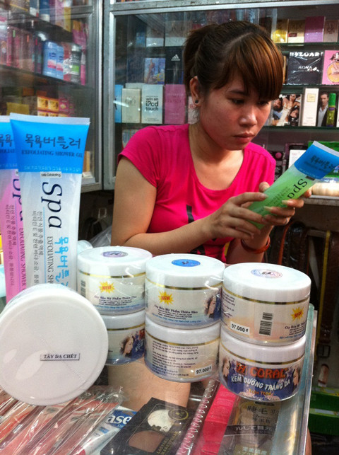 Sản phẩm kem tẩy tế bào da chết bán tràn lan tại chợ Phạm Văn Hai, TPHCM.