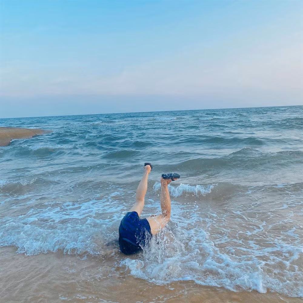 Duy Khanh nga chong vo tren bai bien, mat mui the tham