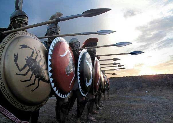 Trên chiến trường, đội hình phalanx rất khó công phá theo hướng trực diện, nhưng lại khá yếu ở hai cánh. Nếu không có lực lượng phụ trợ bảo vệ, hai cánh của phalanx rất dễ bị đổi phương khoét sâu và làm tan rã cả đội hình bằng những lực lượng cơ động.