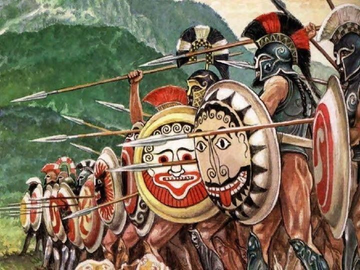 Dù rất hiệu quả, đội hình phalanx cũng có những điểm yếu lớn. Đầu tiên, đội hình này cồng kềnh và ít cơ động nên chỉ hiệu quả ở những nơi địa hình bằng phẳng. Khi di chuyển qua những địa hình xấu, khoảng trống giữa các khối quân sẽ lộ ra.