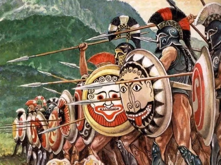 Dù rất hiệu quả, đội hình phalanx cũng có những điểm yếu lớn. Đầu tiên, đội hình này cồng kềnh và ít cơ động nên chỉ hiệu quả ở những nơi địa hình bằng phẳng. Khi di chuyển qua những địa hình xấu, khoảng trống giữa các khối quân sẽ lộ ra.