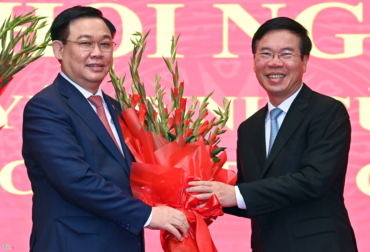 Tại hội nghị, ông Võ Văn Thưởng cũng tặng hoa chúc mừng ông Vương Đình Huệ trên cương vị mới - Chủ tịch Quốc hội. Nói về Đảng bộ Hà Nội, ông Vương Đình Huệ nhấn mạnh đây là Đảng bộ lớn nhất cả nước, có lịch sử, truyền thống lâu đời và vừa kỷ niệm 91 năm ngày thành lập. Về quy mô, Đảng bộ Hà Nội có 50 đảng bộ cấp quận, huyện và tương đương với hơn 465.000 đảng viên (gần 10% đảng viên trong cả nước).