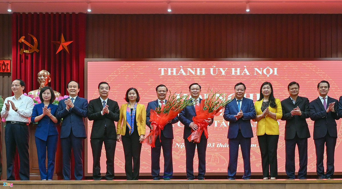 Ban Thường vụ Thành ủy Hà Nội chụp ảnh lưu niệm với tân Bí thư Đinh Tiến Dũng và Chủ tịch Quốc hội Vương Đình Huệ.