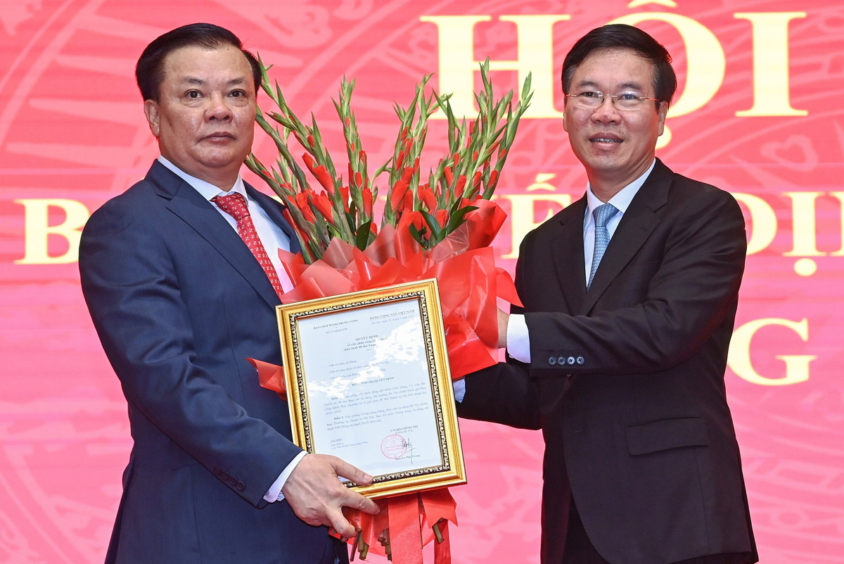 Trao quyết định phân công, ông Võ Văn Thưởng đánh giá tân Bí thư Hà Nội Đinh Tiến Dũng là cán bộ được đào tạo cơ bản, trưởng thành và trải qua nhiều vị trí công tác từ Trung ương đến địa phương, bản lĩnh chính trị vững vàng, đạo đức, lối sống gương mẫu. Ông tin tưởng tân Bí thư Hà Nội sẽ tiếp tục cùng lãnh đạo TP chỉ đạo, hoàn thành tốt các nhiệm vụ được giao.