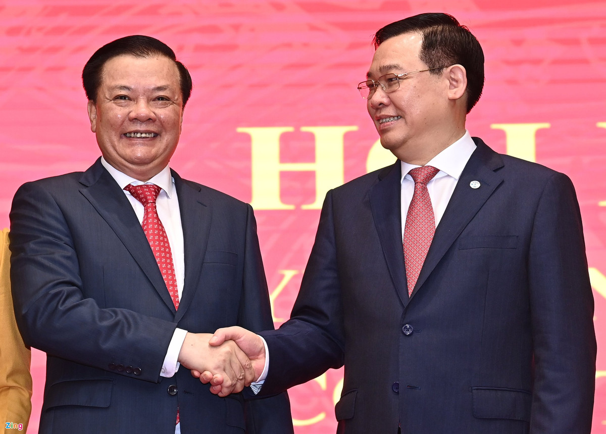 Chúc mừng tân Bí thư Thành ủy Đinh Tiến Dũng, Chủ tịch Quốc hội cho biết quyết định bổ nhiệm được Bộ Chính trị thống nhất rất cao. Ông Huệ tin tưởng với bề dày kinh nghiệm, kiến thức toàn diện, ông Đinh Tiến Dũng, cùng tập thể Ban Chấp hành Đảng bộ TP sẽ tiếp tục truyền thống, hoàn thành xuất sắc nhiệm vụ được giao.