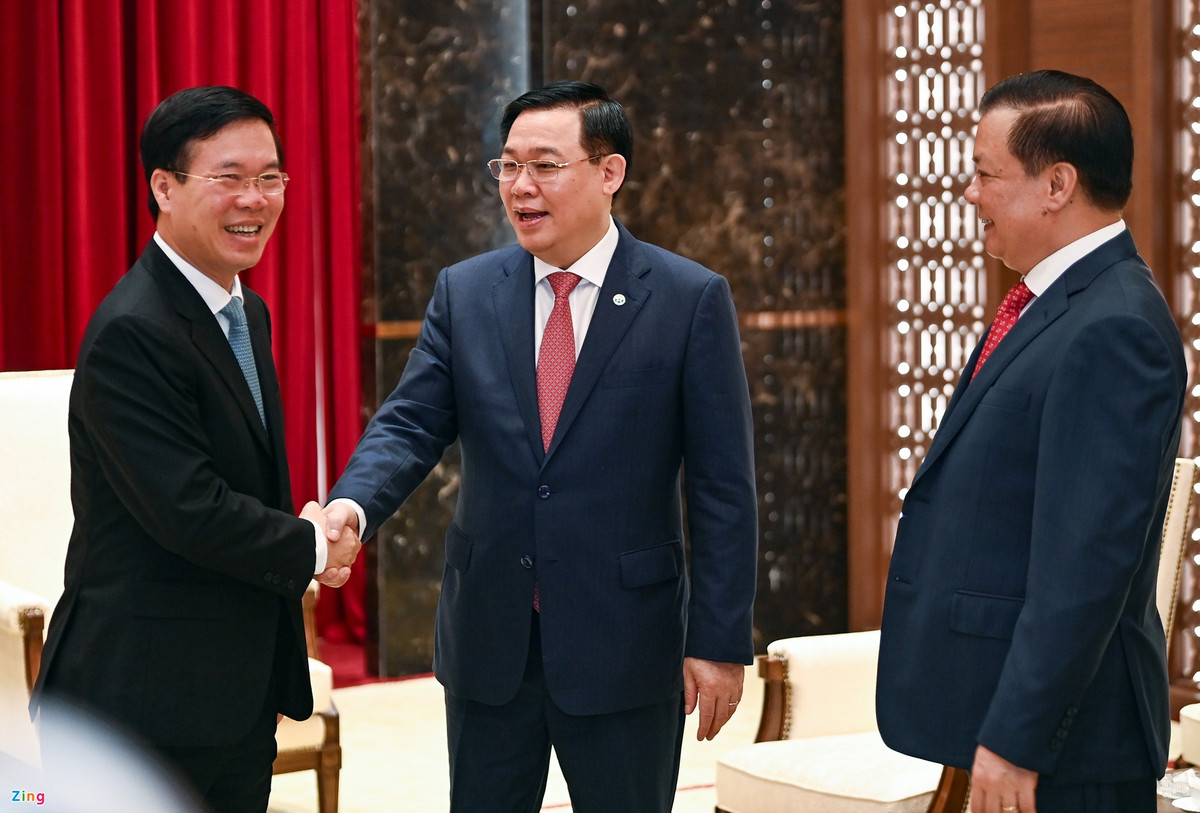 Sáng 3/4, Thành ủy Hà Nội tổ chức hội nghị công bố quyết định của Bộ Chính trị về công tác nhân sự. Ông Đinh Tiến Dũng (phải), Ủy viên Bộ Chính trị, Bí thư Ban cán sự đảng, Bộ trưởng Tài chính, được phân công, chỉ định tham gia Ban Chấp hành, Ban Thường vụ, giữ chức Bí thư Thành ủy Hà Nội nhiệm kỳ 2020-2025.