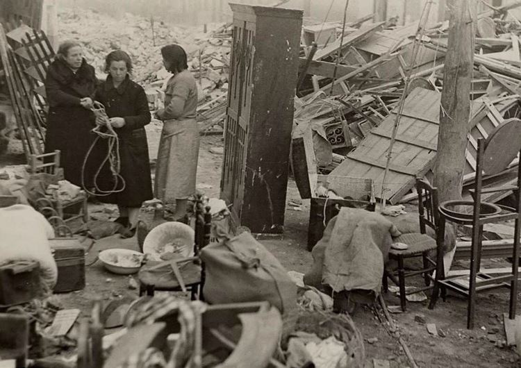 Trong vụ ném bom Guernica, đã có 300 đến 1.700 người chết theo các ước tính khác nhau. Việc đưa tin của các nhà báo về cảnh tượng chết chóc ở Guernica đã khiến cả thế giới chấn động.