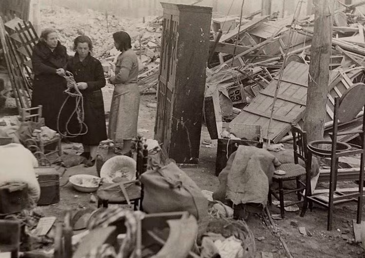 Trong vụ ném bom Guernica, đã có 300 đến 1.700 người chết theo các ước tính khác nhau. Việc đưa tin của các nhà báo về cảnh tượng chết chóc ở Guernica đã khiến cả thế giới chấn động.