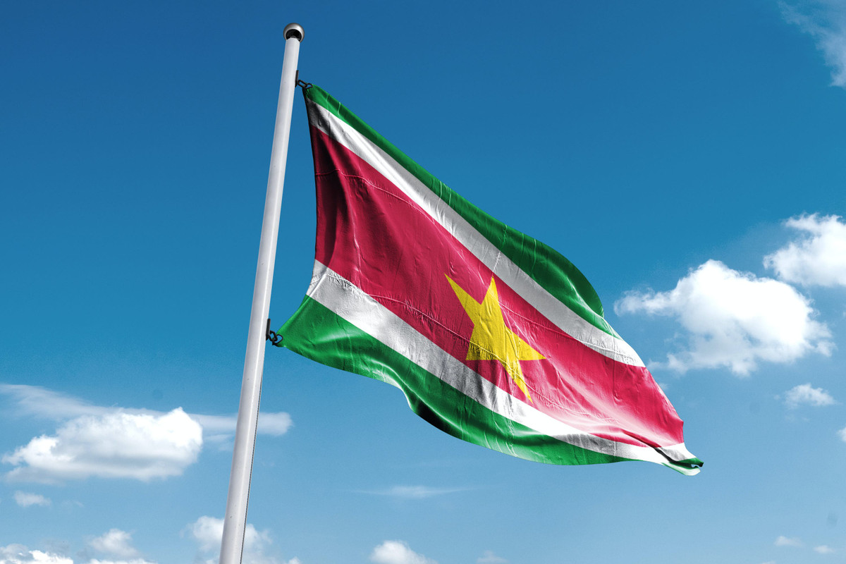 Năm 1863, chế độ nô lệ được bãi bỏ ở Suraname. Kể từ đó, đã có các đợt nhập cư ồ ạt từ Ấn Độ. Cái tên Suriname chính thức có từ năm 1945, khi lãnh thổ này trở thành vùng Guyana thuộc Hà Lan. Đến năm 1975, đất nước này giành được độc lập.