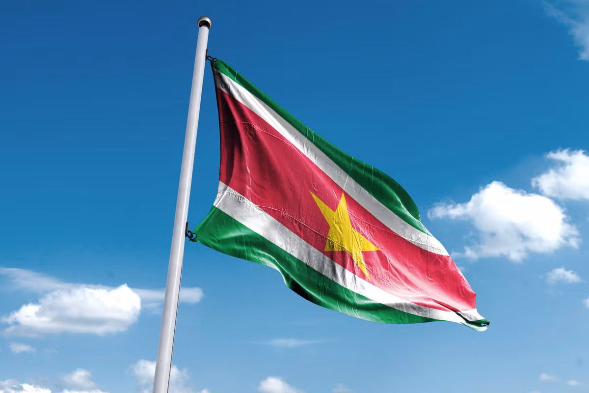 Năm 1863, chế độ nô lệ được bãi bỏ ở Suraname. Kể từ đó, đã có các đợt nhập cư ồ ạt từ Ấn Độ. Cái tên Suriname chính thức có từ năm 1945, khi lãnh thổ này trở thành vùng Guyana thuộc Hà Lan. Đến năm 1975, đất nước này giành được độc lập.