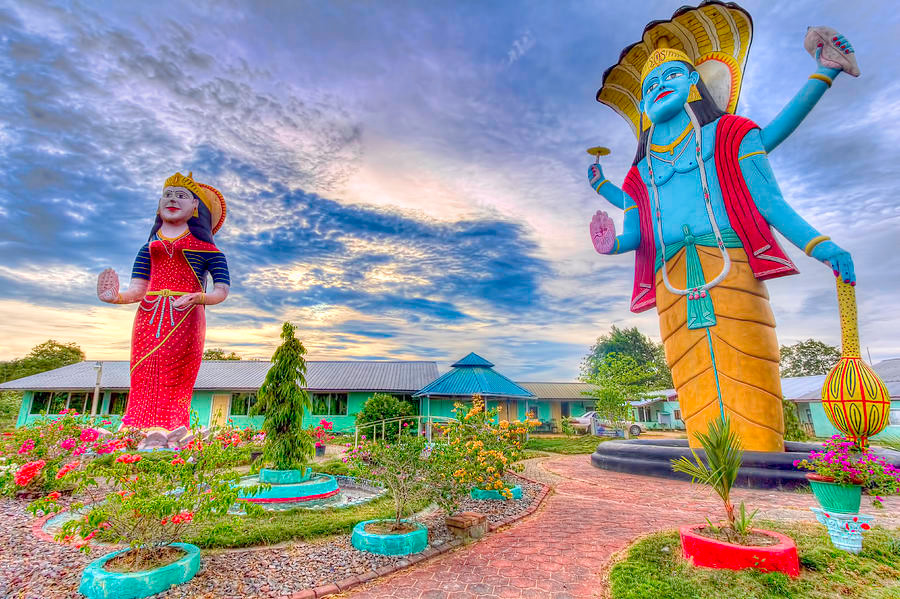 Ngày nay, bản sắc văn hóa Ấn Độ tràn ngập Suraname, với sự hiện diện của các đền đài mang kiến trúc đặc trưng, những khu chợ thơm nồng mùi cà ri hay những lễ hội Ấn giáo rực rỡ sắc màu.