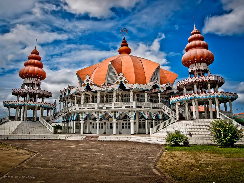 Với hơn 1 tỉ tín đồ, Ấn Độ giáo là một trong những tôn giáo lớn nhất thế giới. Phần lớn các quốc gia có nhiều cư dân theo Ấn giáo nằm ở vùng Nam Á và Đông Nam Á, mà đông nhất là Ấn Độ. Ít ai ngờ rằng tại Nam Mỹ cũng có một đất nước mà tín đồ Ấn giáo chiếm tới 1/4 dân số.