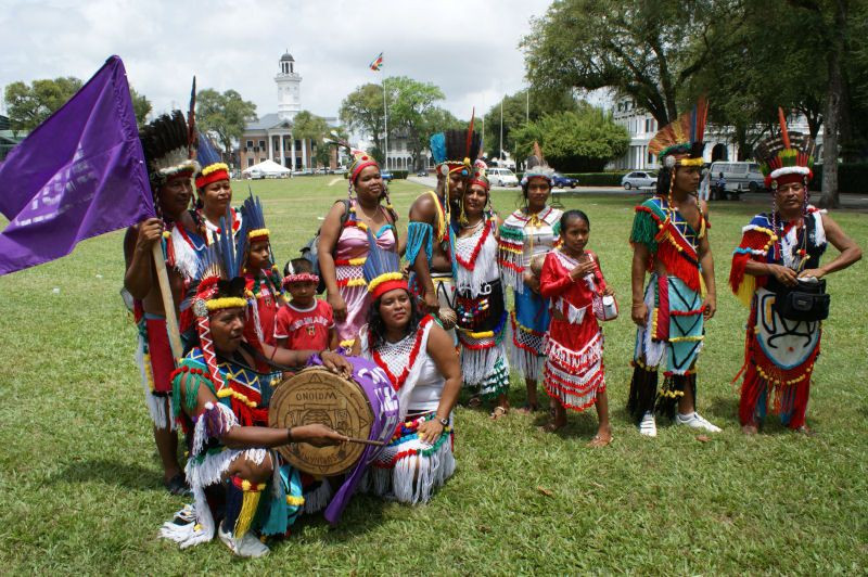 Ngoài người Ấn Độ và Ấn Độ giáo, Suraname còn có sự hiện diện của nhiều sắc tộc và tôn giáo khác, khiến cho quốc gia này cực kỳ đa dạng về chủng tộc, ngôn ngữ và văn hóa.