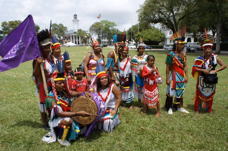 Ngoài người Ấn Độ và Ấn Độ giáo, Suraname còn có sự hiện diện của nhiều sắc tộc và tôn giáo khác, khiến cho quốc gia này cực kỳ đa dạng về chủng tộc, ngôn ngữ và văn hóa.