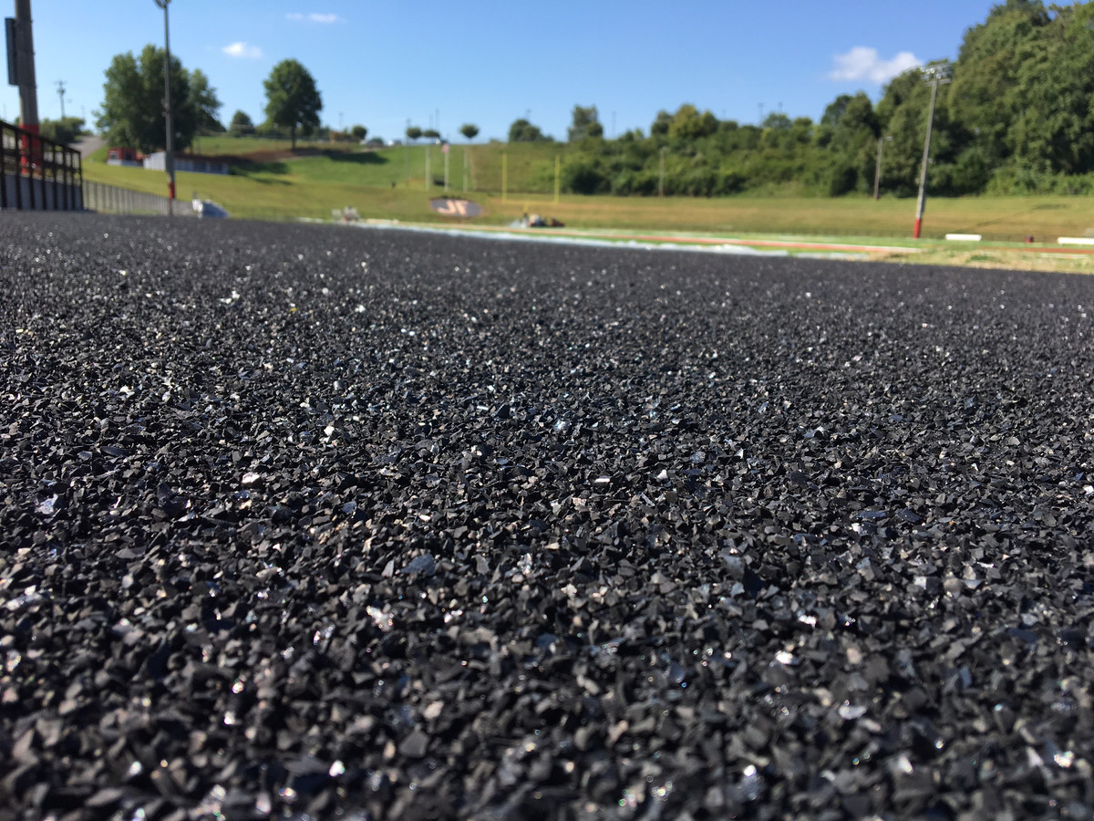 Nhiều người lầm tưởng bitum chính là nhựa đường, nhưng thực tế nhựa đường chỉ là một nhánh của bitum. Trong lịch sử, nhựa đường được biết đến muộn hơn rất nhiều so với bitum thời sơ khai.