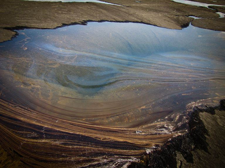 Theo đó, từ dầu thô khai thác từ các mỏ lộ thiên, vào khoảng năm 6.500 TCN người vùng Mehrgarh (nay thuộc Pakistan) đã làm ra nhựa bitum, một loại chất lỏng dính và đặc sánh. Họ dùng nhựa này phết lên giỏ làm bằng sậy để chống thấm nước.