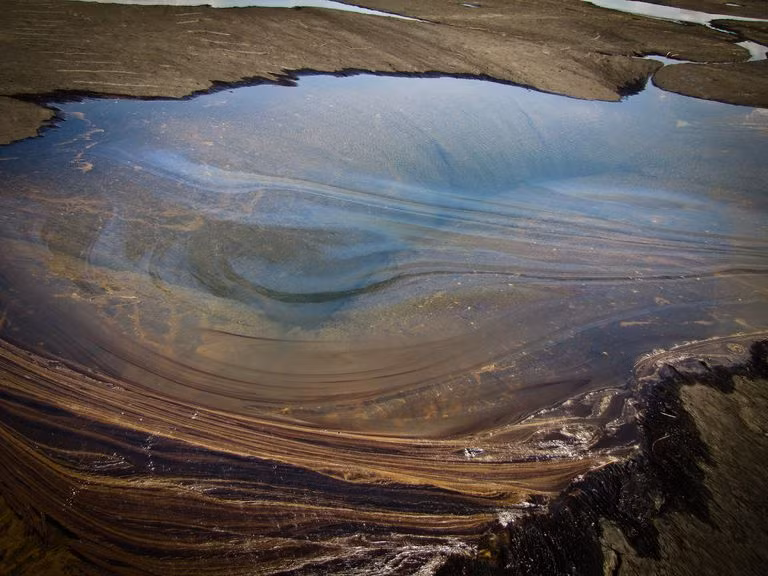 Theo đó, từ dầu thô khai thác từ các mỏ lộ thiên, vào khoảng năm 6.500 TCN người vùng Mehrgarh (nay thuộc Pakistan) đã làm ra nhựa bitum, một loại chất lỏng dính và đặc sánh. Họ dùng nhựa này phết lên giỏ làm bằng sậy để chống thấm nước.