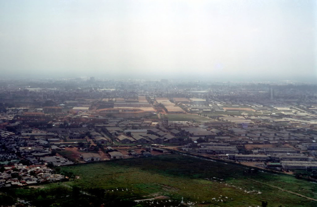 Trong bức không ảnh chụp năm 1969 này, khám Chí Hòa nằm phía xa, ở trung tâm. Năm 1950, khám Chí Hòa xây hoàn tất. Bắt đầu từ đó, thực dân Pháp bỏ khám Catinat. Tất cả tù nhân ở Catinat và một phần phạm nhân ở Khám Lớn được chuyển sang Chí Hòa.