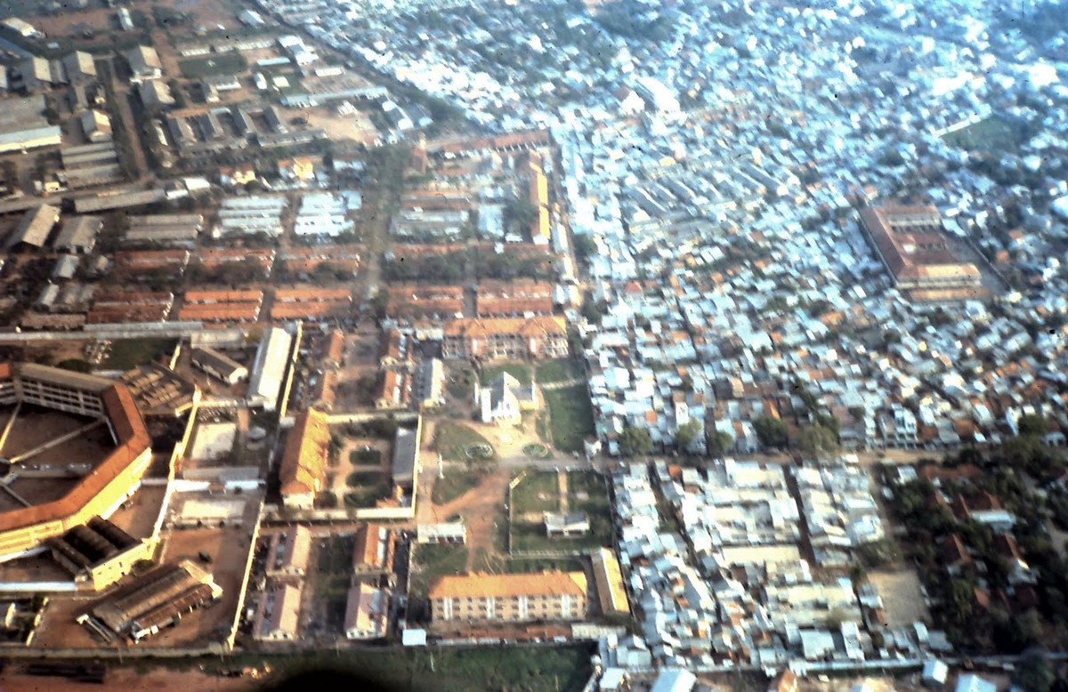 Không ảnh khu vực quận 10 năm 1968, khám Chí Hòa nằm bên trái. Công trình này có cấu trúc hình bát giác, gồm 8 dãy nhà tầng nối liền nhau, có thể chứa từ 2.000 - 7.000 tù nhân tùy theo cách bố trí phòng.