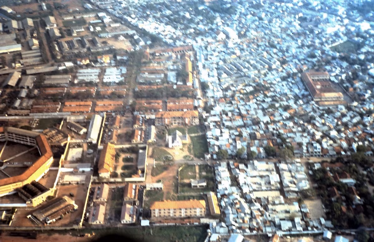 Không ảnh khu vực quận 10 năm 1968, khám Chí Hòa nằm bên trái. Công trình này có cấu trúc hình bát giác, gồm 8 dãy nhà tầng nối liền nhau, có thể chứa từ 2.000 - 7.000 tù nhân tùy theo cách bố trí phòng.