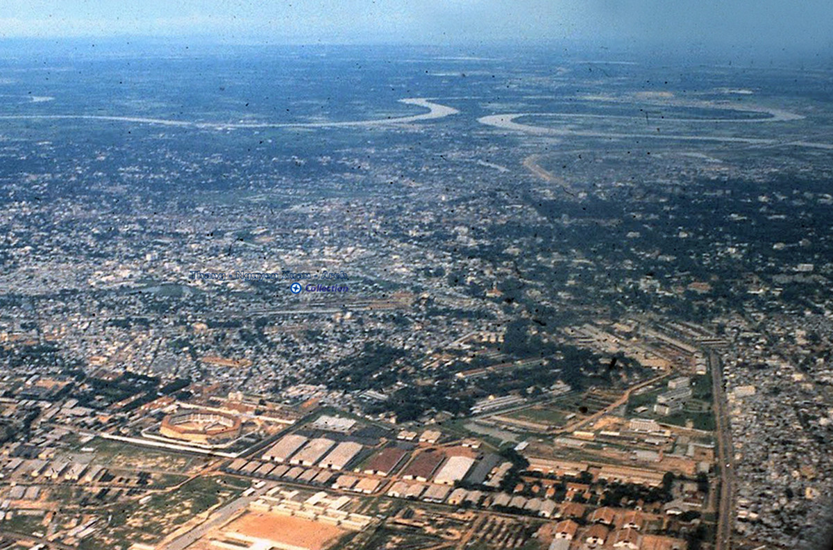 Một bức không ảnh Sài Gòn năm 1964 với khám Chí Hòa nằm ở góc dưới bên trái, phía xa là sông Sài Gòn và bán đảo Thanh Đa.