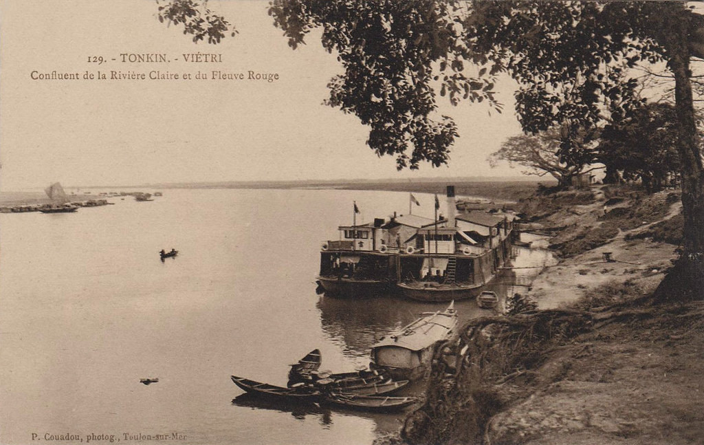 Nơi hợp lưu của sông Lô và sông Hồng ở Việt Trì.