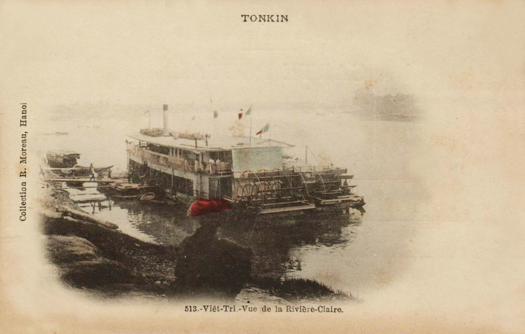 Một con tàu của Pháp neo đậu tại bến tàu sông Lô, Việt Trì đầu thế kỷ 20.