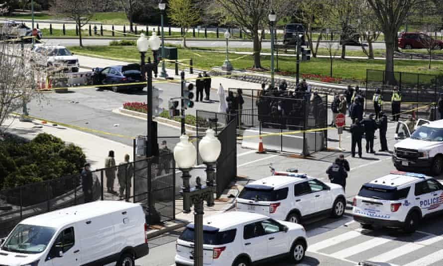 Một đối tượng đâm xe ô tô cá nhân vào 2 sĩ quan cảnh sát trước khi đâm vào hàng rào phía Bắc của khu vực tòa nhà Quốc hội Mỹ. Cảnh sát phong tỏa toàn bộ Đồi Capitol. (Nguồn: The Guardian)