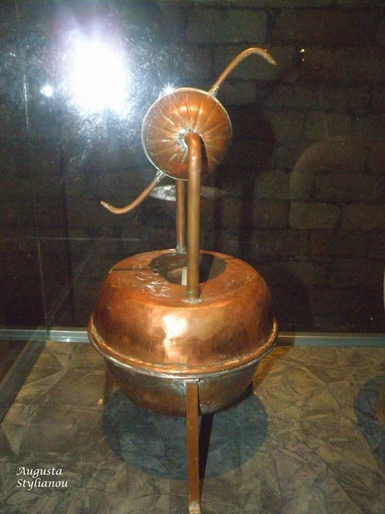 Cỗ máy hơi nước của Heron được gọi là Aeolipile, nghĩa là “quả cầu gió”. Đây là một thiết bị có hai phần, phần trên là một quả cầu rỗng, có gắn hai cái vòì hình chữ L nằm đối diện nhau.