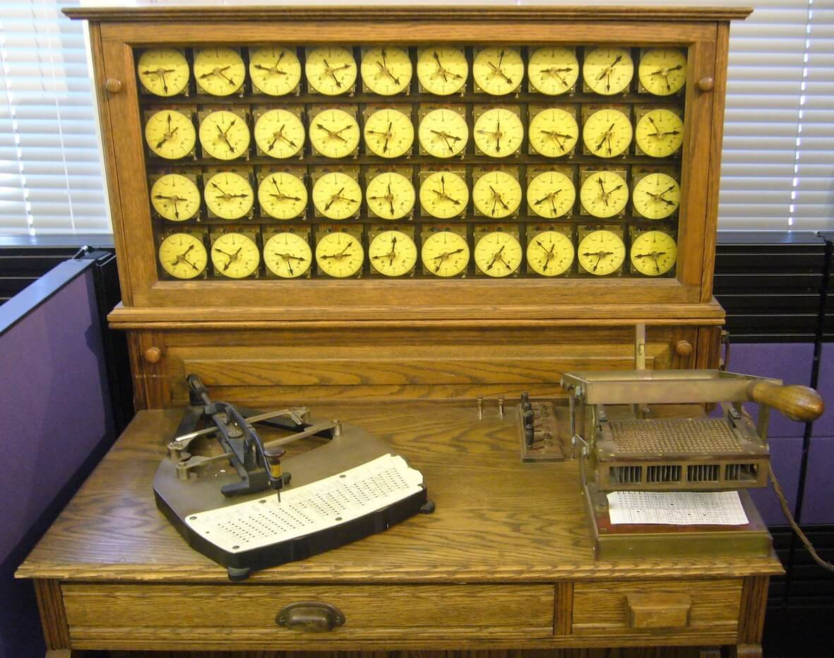 Năm 1889, nhà phát minh người Mỹ Herman Hollerith sáng chế ra máy trữ dữ liệu bảng Hollerith. Đây là thiết bị đầu tiên dùng thẻ đục lỗ để lưu trữ dữ liệu, thay vì điều khiển một quá trình nào đó.