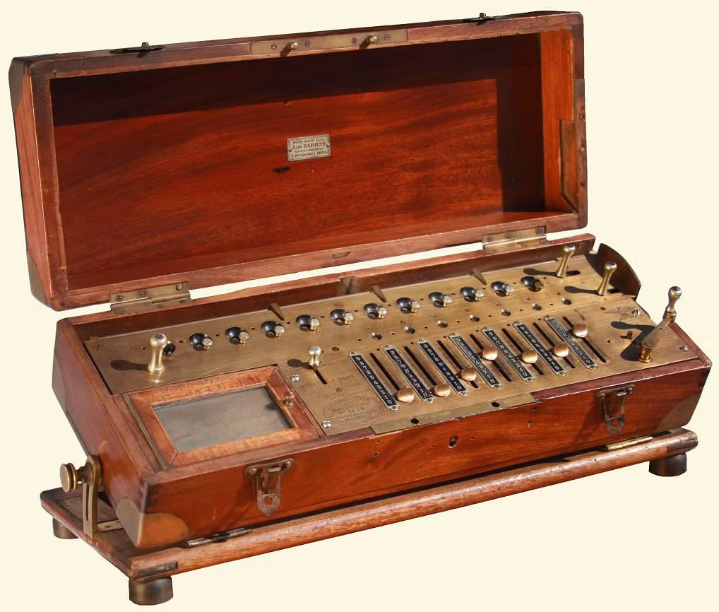 Năm 1829, Thomas de Colmar đã chế tạo Arithmomètre, chiếc máy tính cơ học thương mại hóa thành công đầu tiên.