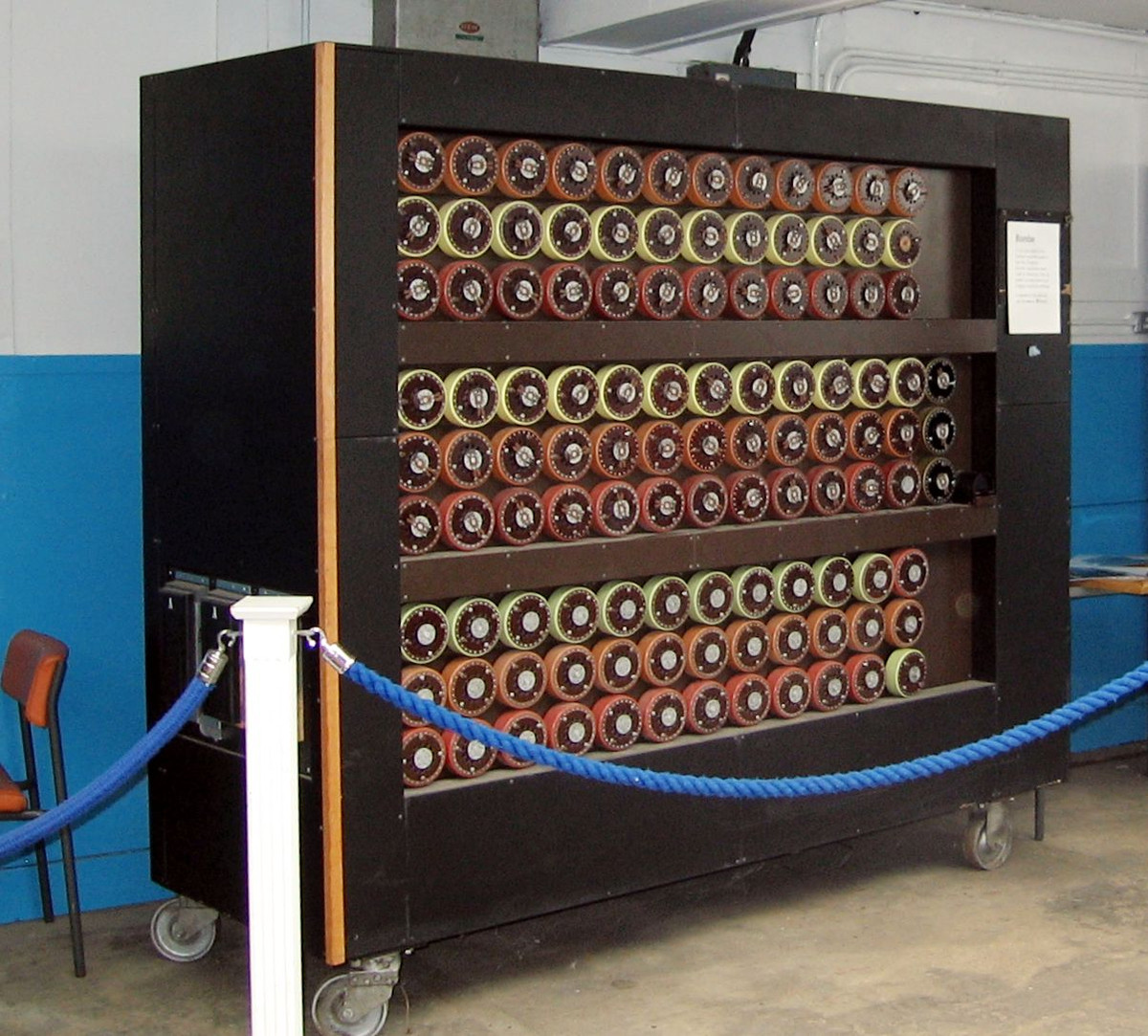 Năm 1939, dựa trên một thiết kế của Ba Lan, máy điện cơ Bombe được lắp đặt ở Anh vào thời Thế chiến II nhằm mục đích giải mật mã.