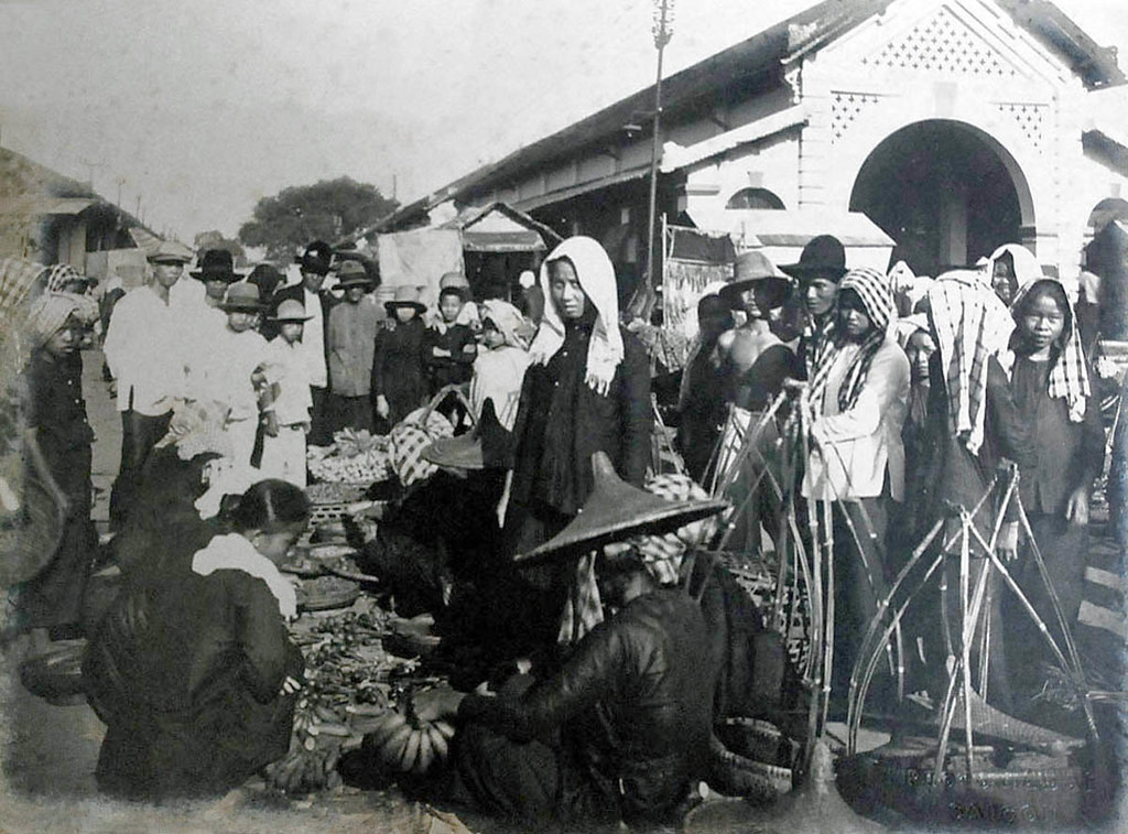 Một góc chợ với những người phụ nữ bán chuối và cau, khoảng năm 1930. Theo thời gian, chợ càng sầm uất, là một trong những nơi cung cấp các loại rau tươi chính cho cả thành phố vì Gò Vấp cũng là vùng rau chuyên canh lớn.