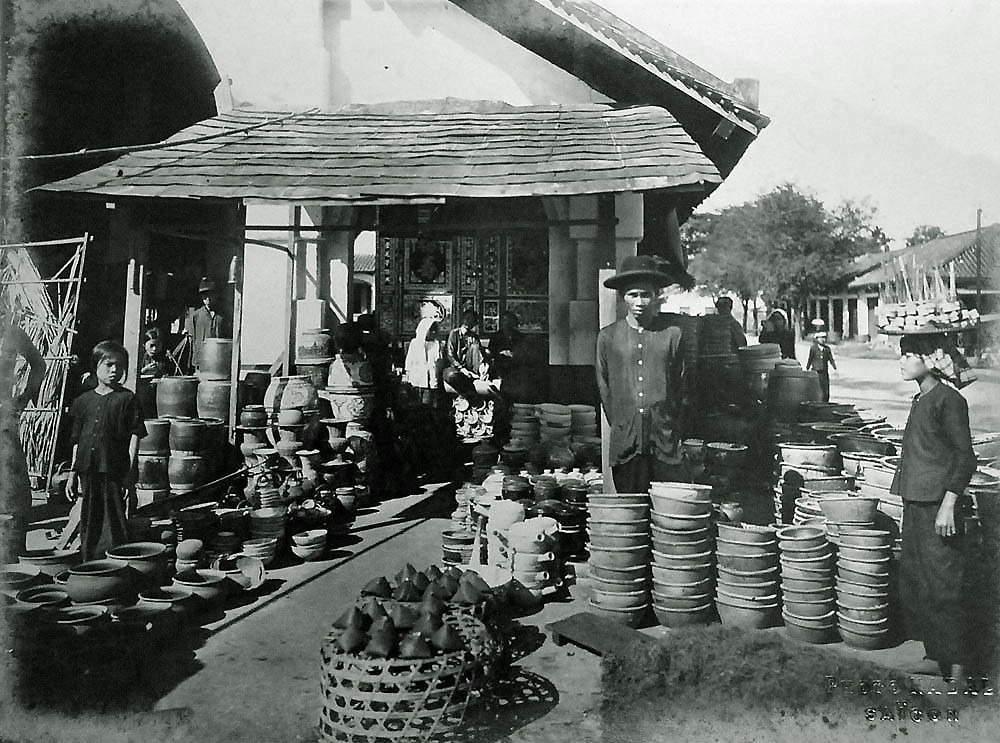 Khu vực bán đồ gốm và sành sứ ở chợ Gò Vấp, khoảng năm 1930. Trước thời kỳ mở cửa, chợ Gò Vấp luôn là trung tâm thương mại lớn nhất của quận Gò Vấp.