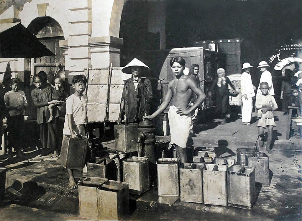 Vòi nước sạch công cộng tại chợ Gò Vấp, khoảng năm 1930.