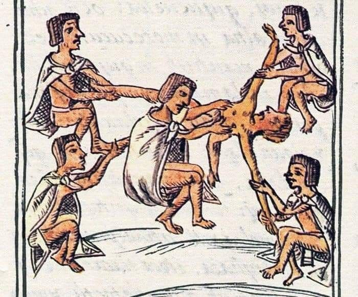 Trong nghi lễ hiến tế, các nạn nhân bị hành hình theo nghi thức moi tim. Toàn bộ quá trình cuộc hiến tế kéo dài trong khoảng 4 đến 20 ngày.