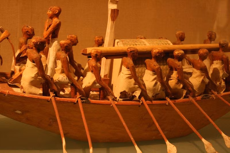 Khoảng 3.000 năm TCN, những loại thuyền phức tạp hơn đóng từ ván gỗ ghép lại với nhau đã được chế tạo ở Ai Cập. Những con thuyền sơ khai này hoạt động bằng mái chèo.