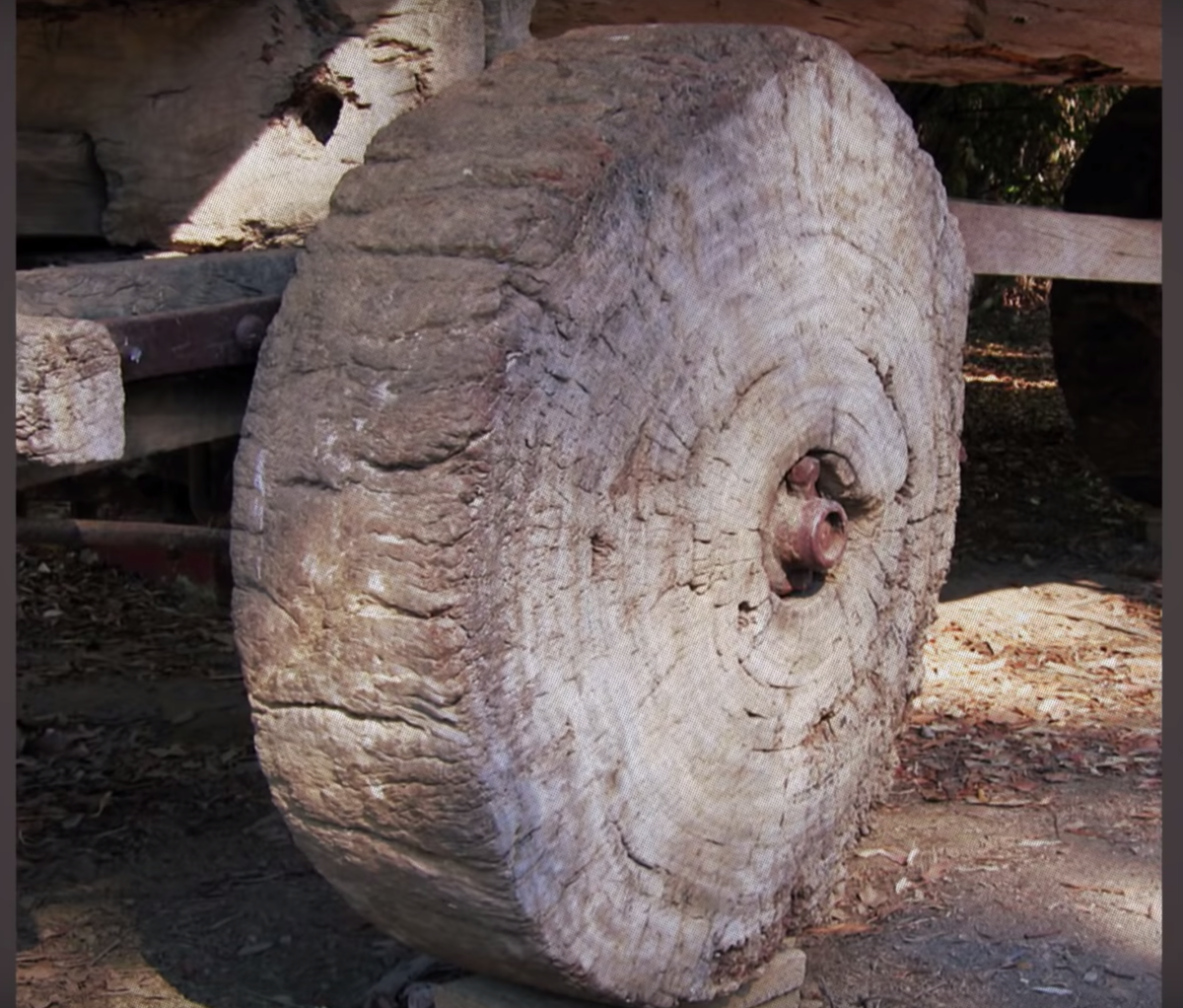 Sau đó, việc phát minh ra bánh xe đã cách mạng hóa giao thông. Những chiếc xe bốn bánh đầu tiên xuất hiện ở Ba Lan và vùng Balkan khoảng năm 3.500 TCN.