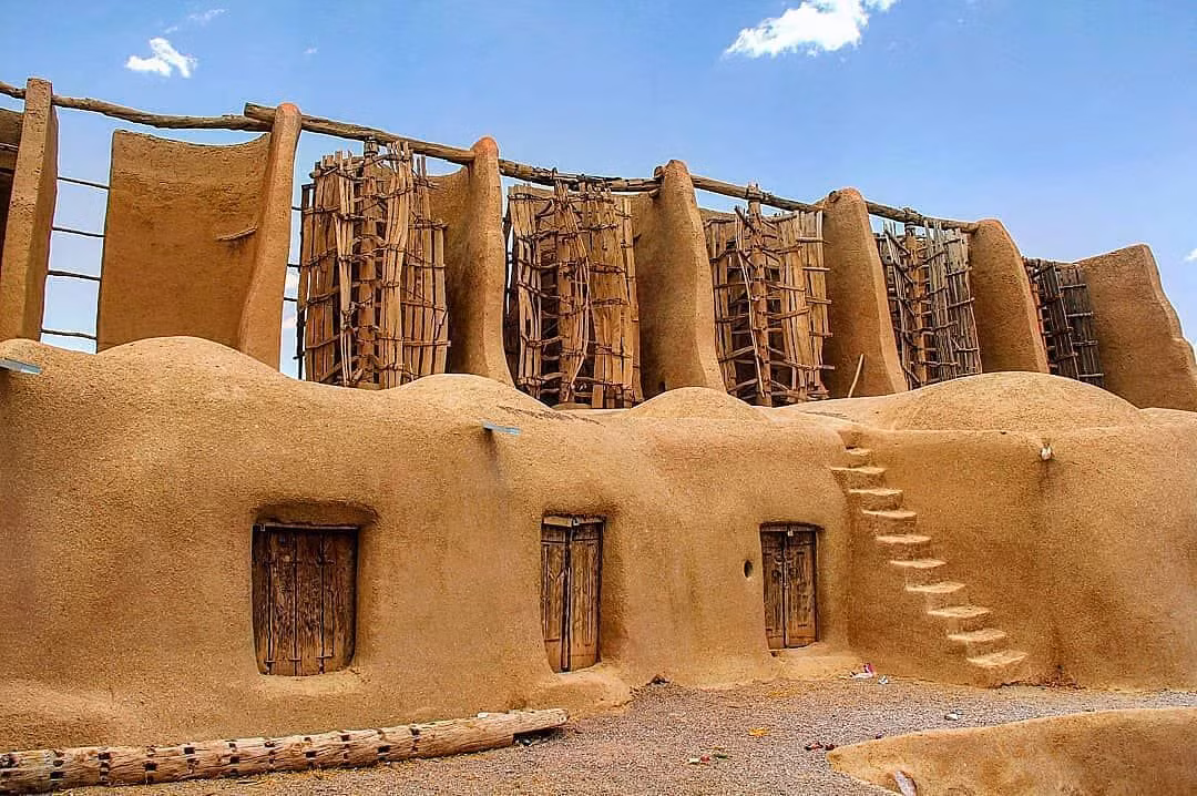 Khoảng 30 chiếc cối xay gió vẫn hoạt động ở thị trấn này, trong đó nhiều chiếc đã có tuổi đời nhiều thế kỷ. Những chiếc cổ nhất có từ triều đại Safavid, từ thế kỷ 16-18.