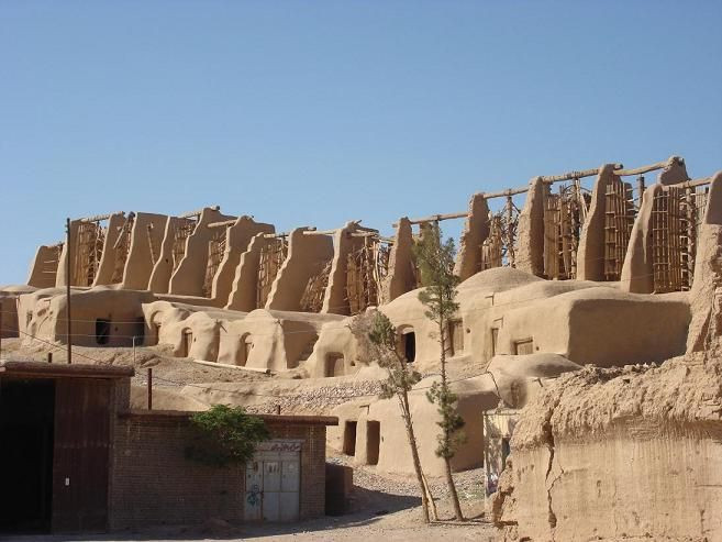 Thị trấn Nashtifan là nơi mà những chiếc cối xay gió Ba Tư vẫn được sử dụng rộng rãi. Đây là nơi luôn có những cơn gió thổi qua với cường độ rất mạnh.