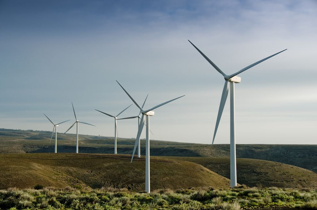 Phát triển năng lượng gió được coi là một xu hướng lớn của thế kỷ 21. Ít người biết rằng, loại năng lượng này đã được con người sử dụng từ rất sớm. Và người Ba Tư là chủ nhân những cối xay gió đầu tiên trong lịch sử.